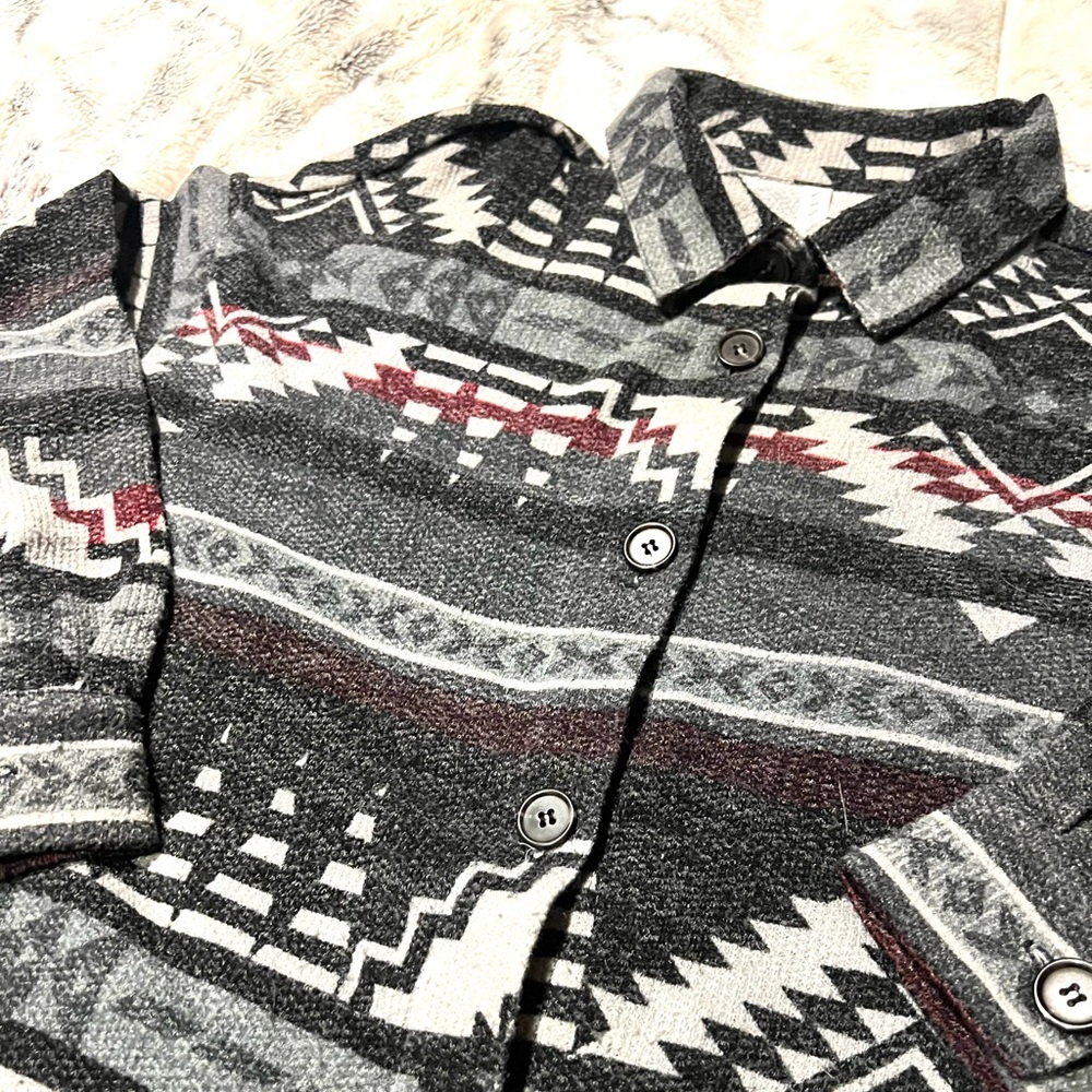 Zenana Outfitters Gray & Red Aztec Patterned Button-Down Shirt 1X - Picture 2 of 5